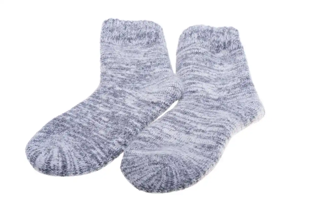 选择防臭吸汗的袜子,可以考虑棉质,羊毛,竹纤维,聚酯纤维材质的袜子