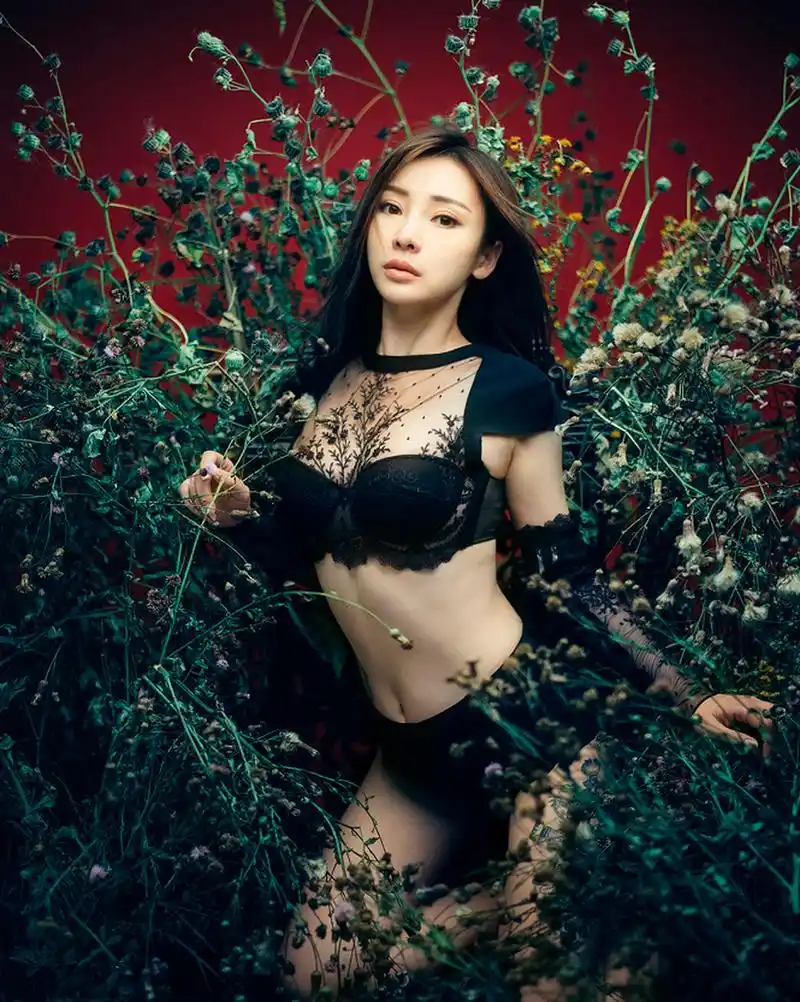 柳岩的《男人装》美照!