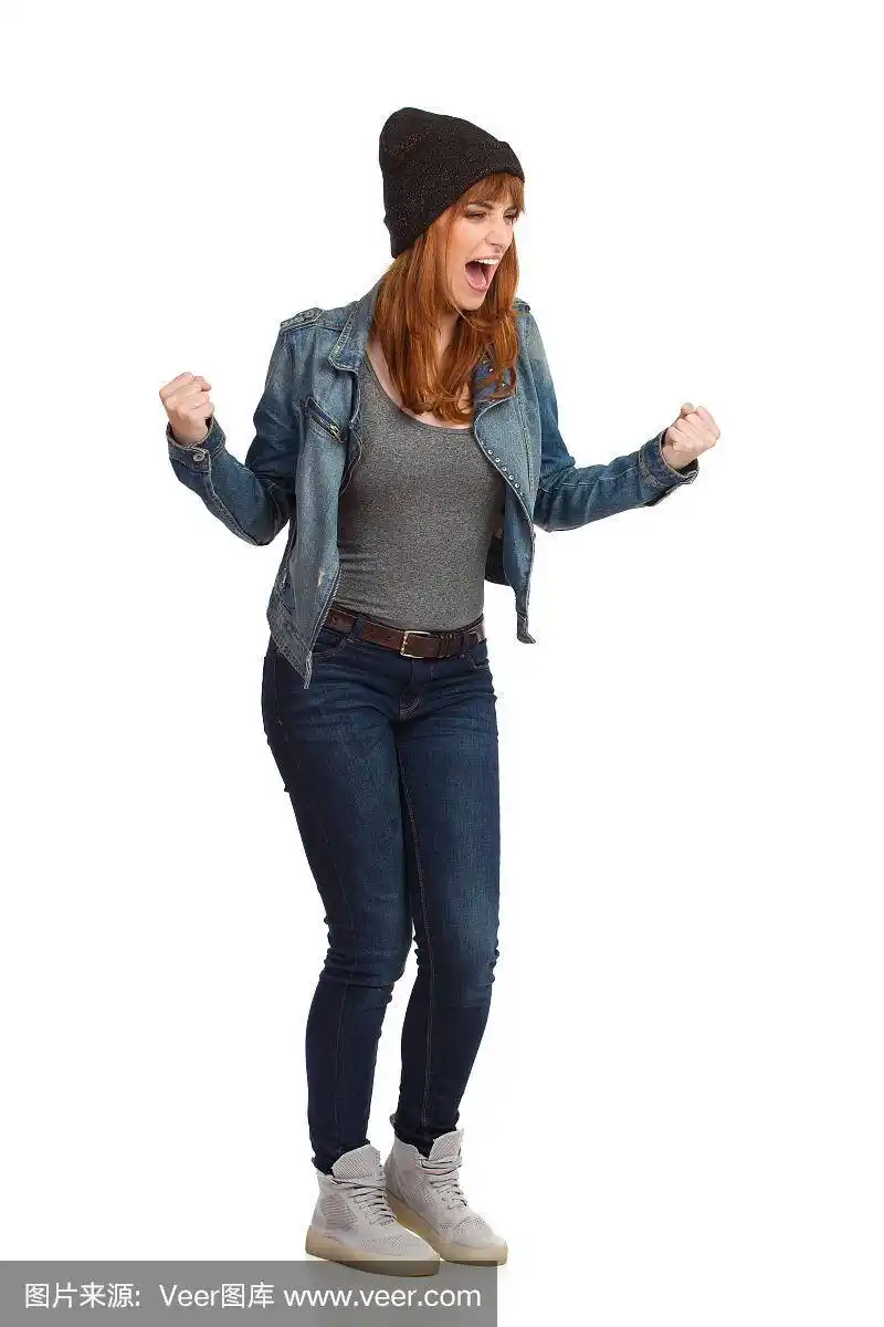 愤怒的女人握紧拳头大喊大叫