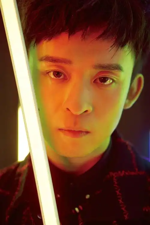 简介:董子健时尚杂志帅气图片,分享一组董子健图片给大家,图中的明星