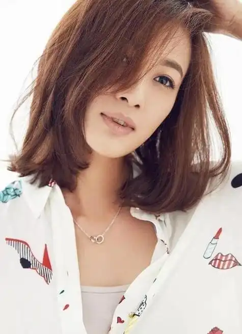 14岁上春晚改名4次都没红前男友花9亿娶了李小冉