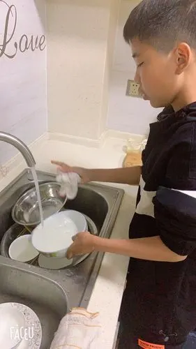 帮妈妈洗洗碗,筷感受劳动带来乐趣