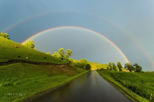 那拉提草原上雨后出现的双彩虹.
