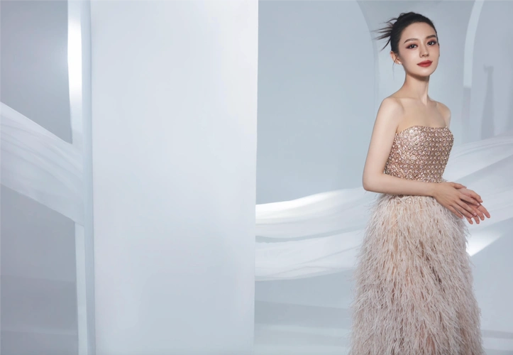 欧洲时报–欧时网-欧时大参-青年钢琴家吉娜·爱丽丝:用音乐开启爱的