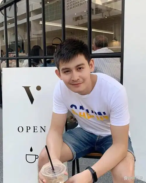 阳光帅气的95后大男孩,肌肉扎实惹人羡慕,自信活跃在镜头前!