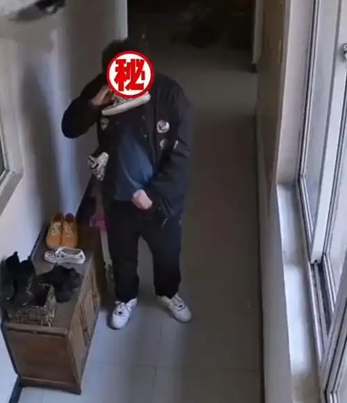 4月1日,一变态男子在楼道内一边闻女鞋一边打飞机,临走还逐个拍下鞋子