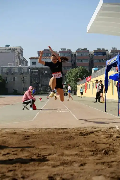 市中小学生田径运动会:女子跳远!