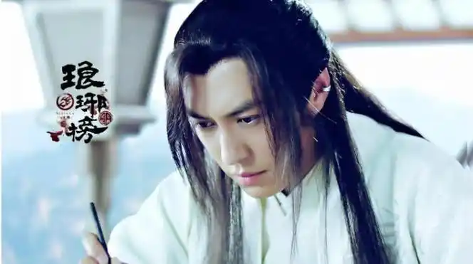 在《琅琊榜》中靳东扮演的是一个配角,这个角色和《伪装者》中的角色