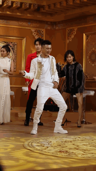 佩戴的项链 再到充满设计感的戒指 索扎完完全全是个精致的时尚男孩