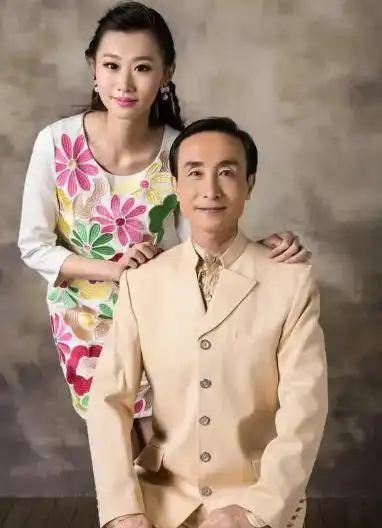 61岁巩汉林全家福照曝光:儿子帅气,儿媳养眼,一家人都身材超好