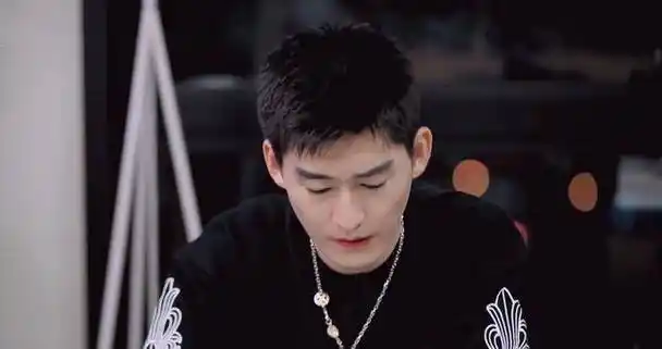 张翰以及公司的其他艺人,张安并没有选择主动交流沟通,对于职业经纪人