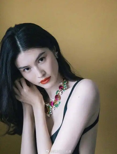 何穗身穿黑色露背长裙比例优越戴华丽珠宝光彩照人