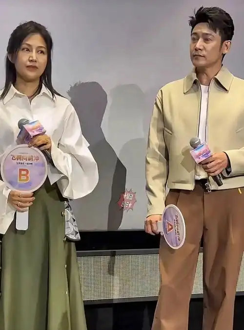 陆毅夫妇亮相路演47岁鲍蕾面容沧桑无滤镜截图老太多发福明显疑飙至