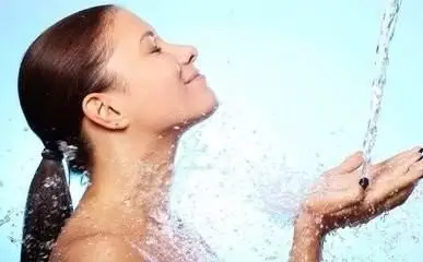 夏天洗澡用热水好还是冷水好