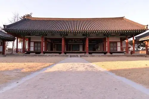 明伦堂,堂内挂满历代匾额,右侧有韩国国旗,边上是"三纲五伦"的大字.