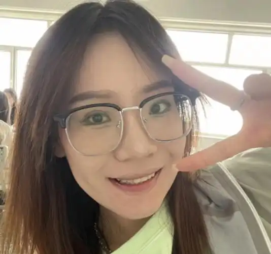 大黑框眼镜挡桃花.友情提醒,电影里丑化女生形象的标配