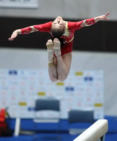 11月8日,团结队中国运动员章瑾在平衡木比赛中.