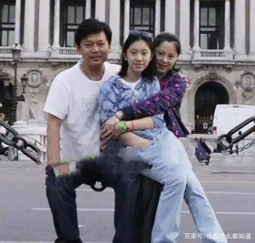 如今,何政军与妻子范雨已经结婚29年,这29年,虽然身在娱乐圈,但何政军