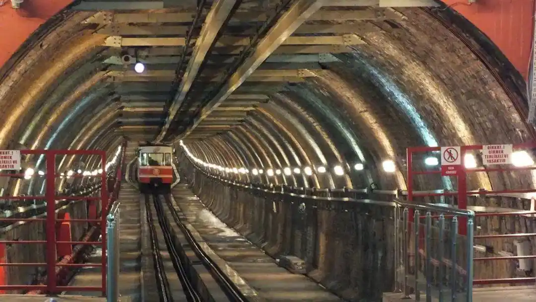 奇闻| 世界上最短的地铁线,已经运营了144年,全程只有600米!