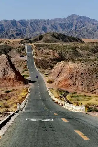 宁夏中卫66号公路,本是乡级公路,一夜之间成为网红.