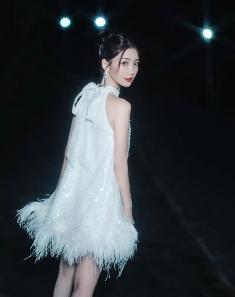 毛晓彤一袭白色羽毛裙,搭配简约盘发,优雅高贵,明艳动人,又美又仙!