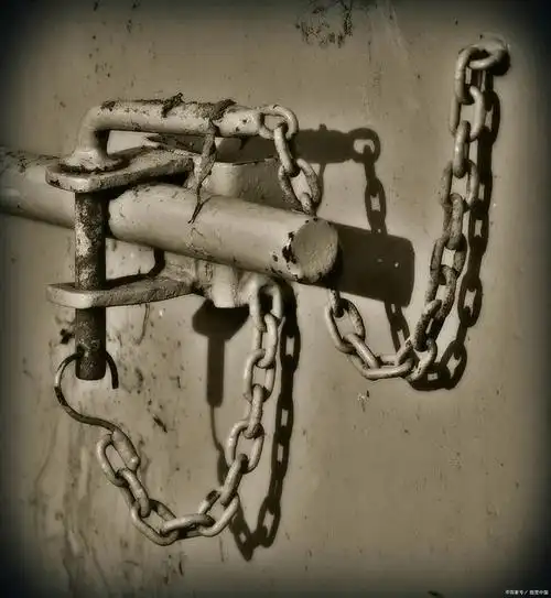 "牢笼"二字四面透风,但无法突破头顶枷锁