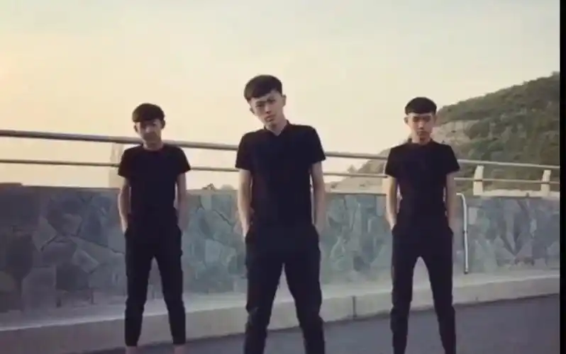 正规军牌牌琦社会摇早期经典师徒三人大桥八步摇快手精神小伙文艺复兴