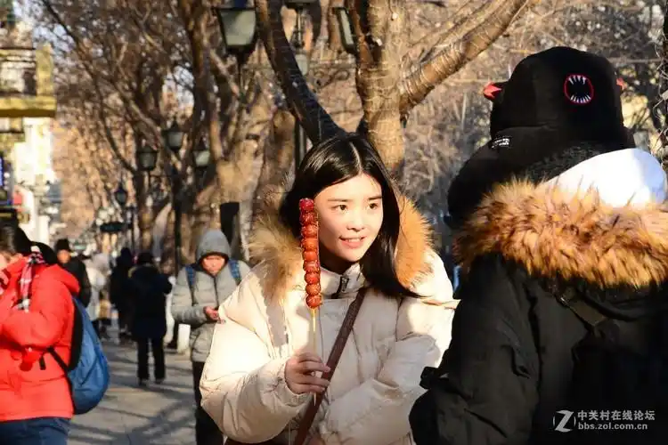 中央大街上手拿冰糖葫芦的美丽女孩儿20181227