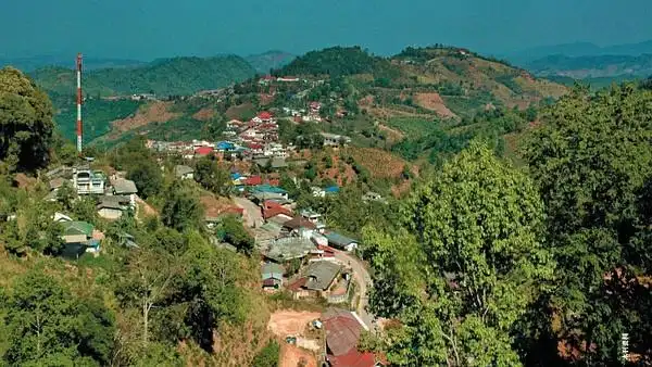 位于半山腰上的美斯乐村.