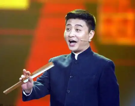 相声演员周炜近况曝光!头发花白尽显沧桑,与妻子同框似父女