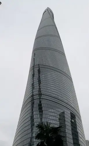 2017年建成的上海中心大厦是三幢超高层建筑中最高的一幢