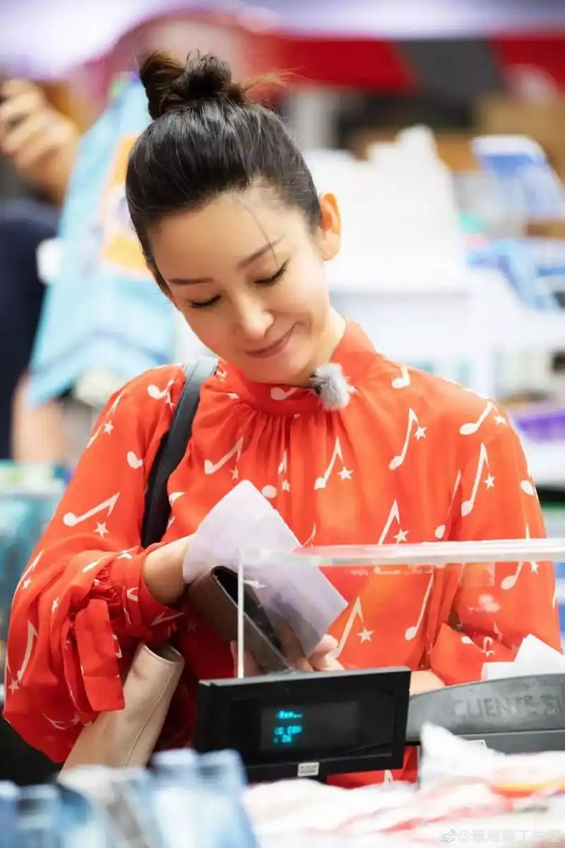 秦海璐因综艺高强度拍摄和挑战,导致瘦身18斤,却坦言非常享受