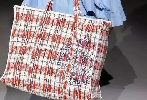 虽然雷同,却很实用的lv蛇皮袋包