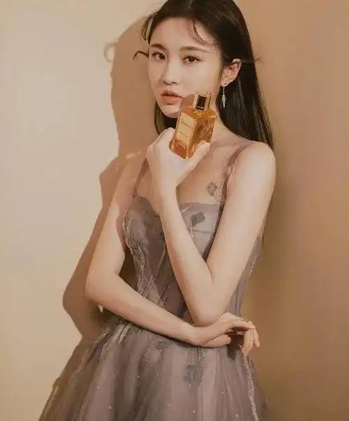 张慧雯雾蓝纱裙温婉柔美,肩颈线条瞩目,仪态优雅!