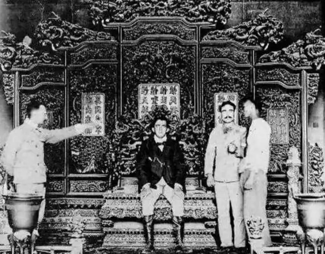 一些外国官员,坐在皇帝的龙椅上合影!