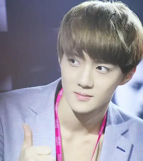 吴世勋18岁时无所畏惧全素颜出境痘印清晰唯独眼线不能缺