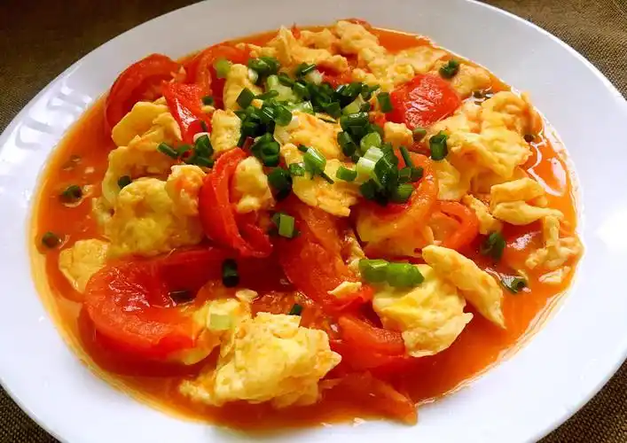 看不起眼的番茄炒蛋,换个做法,又香又嫩,大部分人都没吃过