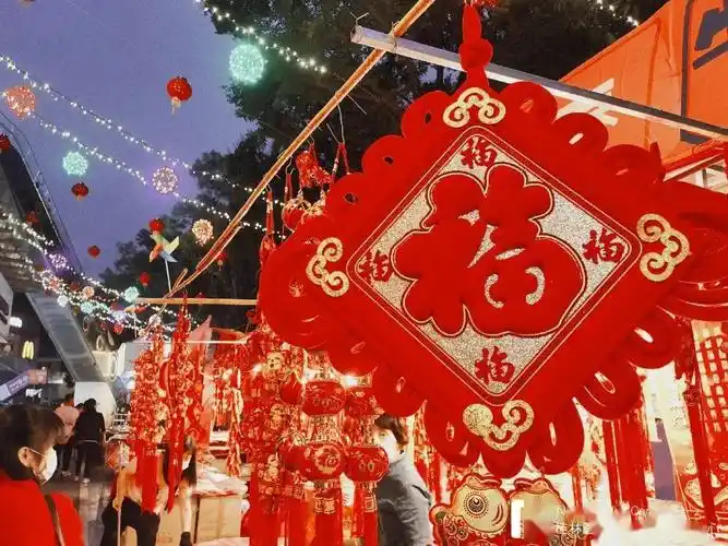 春节特辑 | 嗅嗅年味儿,你感受到人间烟火气_红灯笼