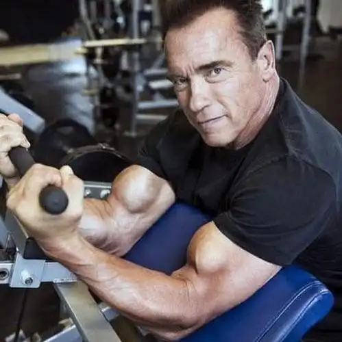 都说施瓦辛格是健身之神未有人超越70岁了肌肉围度还保持良好