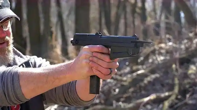 波兰pm63c冲锋枪造型独特老外对它情有独钟