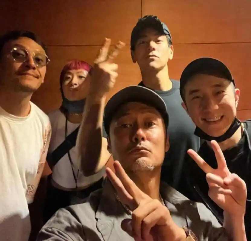 余文乐彭于晏合体现身陈奕迅演唱会 与其热情拥抱拍照 余文乐和彭于晏