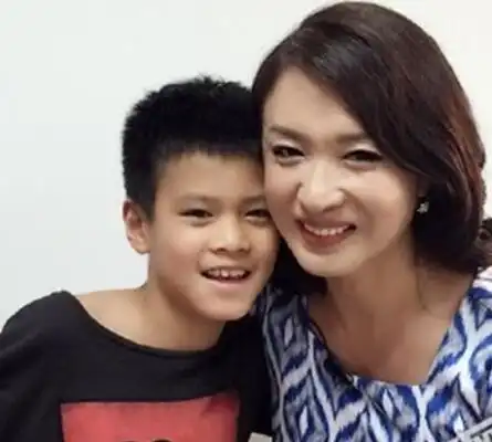 图毒舌金星儿女照片曝光三个孩子都曾是弃婴