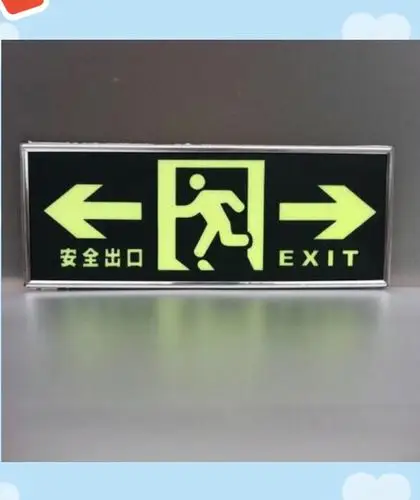 【疏散指示标志】 一般放在走廊上 绿绿的 方方的 仔细看好方向标