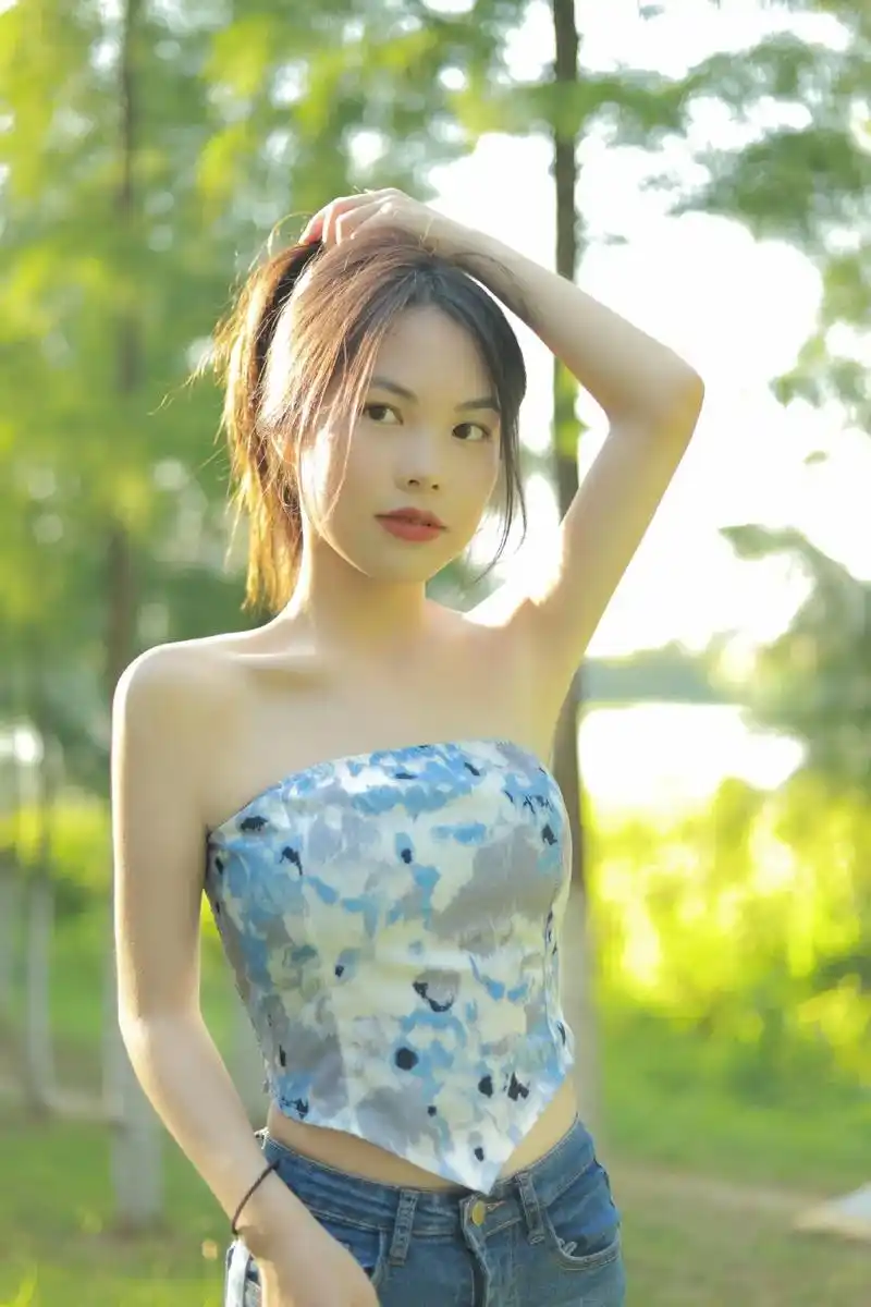 陽光下的她會發光·  #武汉约拍#人像写真 #摄影 - 抖音