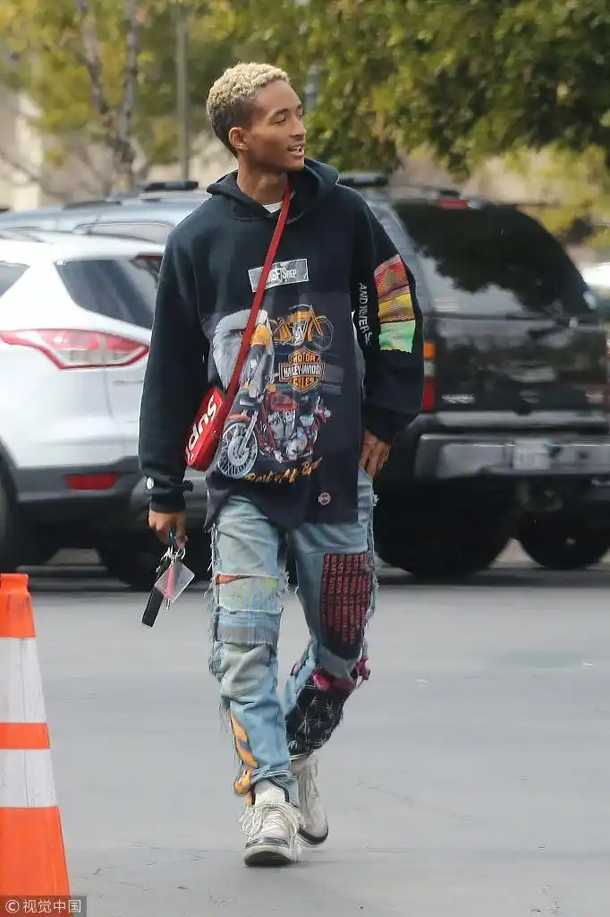 组图:贾登·史密斯街边叉腿坐显不羁 卷发 补丁裤潮到飞起