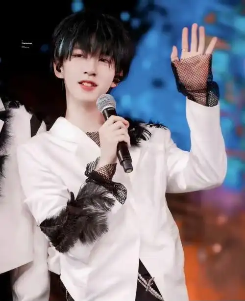 贺峻霖是偶像也是一个普通在校的大学生!