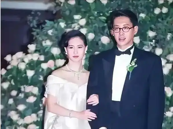 躺在病危重症室的李嘉欣让我们懂得了什么叫现世报