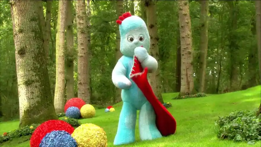 依古比古为何捂着耳朵蹦蹦跳跳?原来是小点点们玩游戏的声音太吵闹啦!