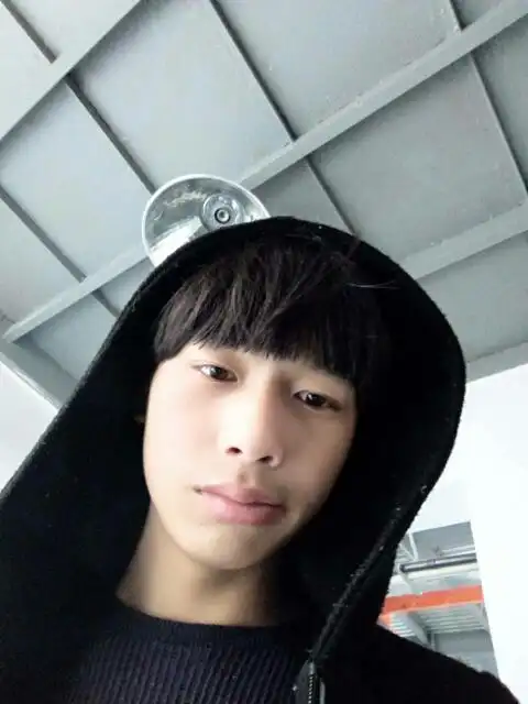 我这个脸型做个中分发型不知道好不好看,十七岁了