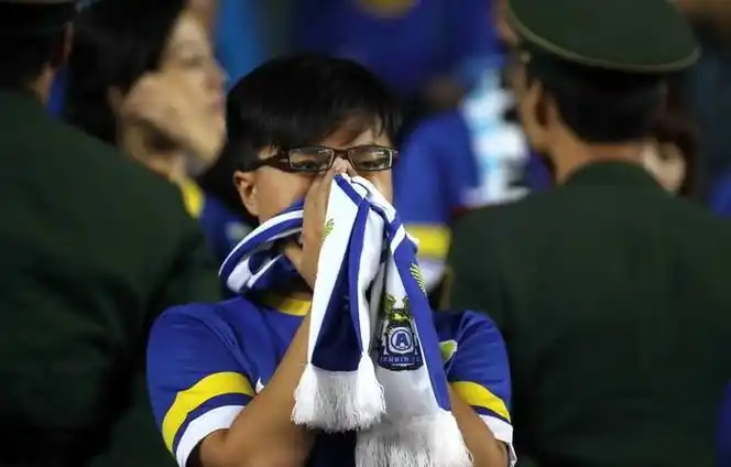 9年前今天大连阿尔滨中超降级美女球迷落泪当时场景你还记得吗